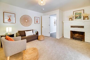 Charming Mountain Home Retreat: Walk to Marina!