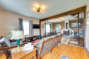 Charming Eagle Grove Farmhouse w/ Patio!
