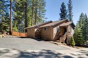 Tranquil Lake Almanor Getaway w/ Grill!