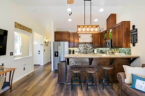 Tranquil Lake Almanor Getaway w/ Grill!