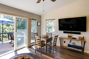 Tranquil Lake Almanor Getaway w/ Grill!