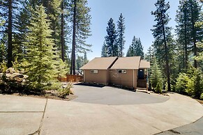 Tranquil Lake Almanor Getaway w/ Grill!