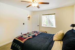Tranquil Lake Almanor Getaway w/ Grill!