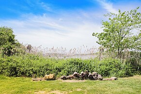 Bay Views & Fire Pit: Taylors Island Retreat