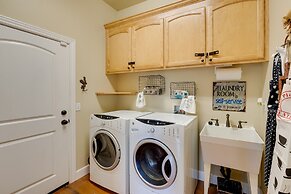 Furnished Decks & Grill: Peaceful Pioneer Home!