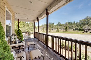Furnished Decks & Grill: Peaceful Pioneer Home!