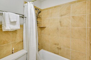 Florida Getaway - Balconies, Grill & Near Beaches!