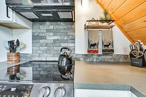 Deck & Grill: A-frame Cabin in Munds Park!