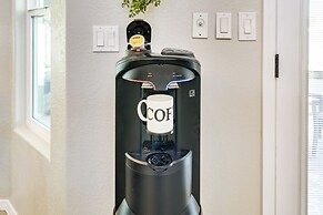 Pool, Putting Green & Games: Chandler Home!