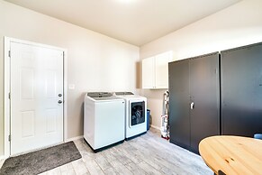 Pool, Putting Green & Games: Chandler Home!