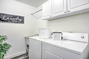 Glendale Oasis w/ Saltwater Pool & Hot Tub!