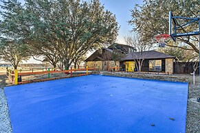 Private Pool: Spacious & Vibrant Argyle Villa!