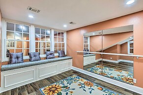 Private Pool: Spacious & Vibrant Argyle Villa!