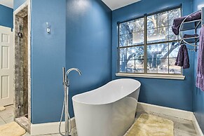 Private Pool: Spacious & Vibrant Argyle Villa!