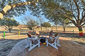 Private Pool: Spacious & Vibrant Argyle Villa!