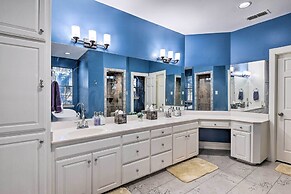 Private Pool: Spacious & Vibrant Argyle Villa!