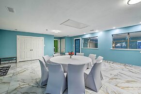 Private Pool: Spacious & Vibrant Argyle Villa!