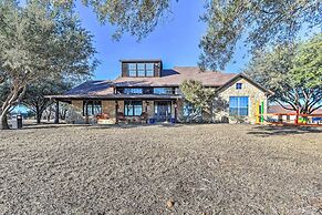 Private Pool: Spacious & Vibrant Argyle Villa!