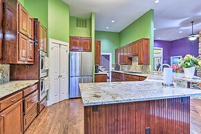 Private Pool: Spacious & Vibrant Argyle Villa!