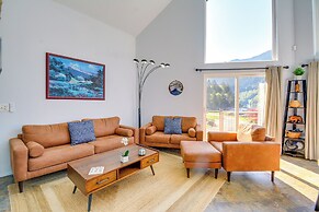 Inviting Lake Sutherland Home: Kayaks + View!