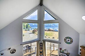 Inviting Lake Sutherland Home: Kayaks + View!