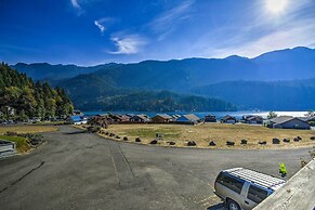 Inviting Lake Sutherland Home: Kayaks + View!