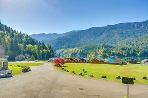 Inviting Lake Sutherland Home: Kayaks + View!