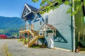 Inviting Lake Sutherland Home: Kayaks + View!