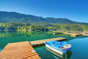Inviting Lake Sutherland Home: Kayaks + View!