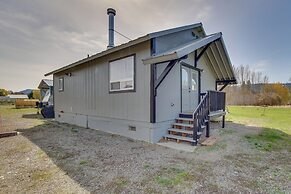Cozy Cle Elum Cabin w/ 3 Acres & Stocked Pond