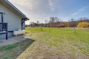 Cozy Cle Elum Cabin w/ 3 Acres & Stocked Pond