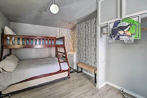 Cozy Cle Elum Cabin w/ 3 Acres & Stocked Pond