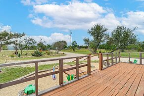 Pet-friendly Fredericksburg Cabin w/ Hot Tub!