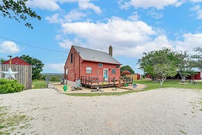 Pet-friendly Fredericksburg Cabin w/ Hot Tub!