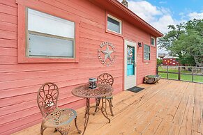 Pet-friendly Fredericksburg Cabin w/ Hot Tub!