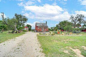 Pet-friendly Fredericksburg Cabin w/ Hot Tub!
