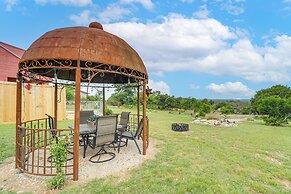 Pet-friendly Fredericksburg Cabin w/ Hot Tub!