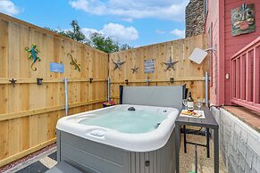 Pet-friendly Fredericksburg Cabin w/ Hot Tub!