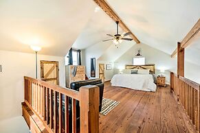 Pet-friendly Fredericksburg Cabin w/ Hot Tub!