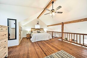 Pet-friendly Fredericksburg Cabin w/ Hot Tub!