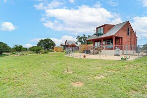 Pet-friendly Fredericksburg Cabin w/ Hot Tub!