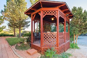 Patio, Grill & Fire Pit: Show Low Escape!