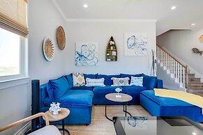 Deck & Ocean Views: Beachfront Home in Freeport