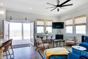 Deck & Ocean Views: Beachfront Home in Freeport