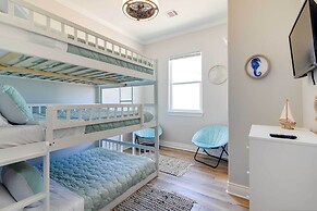 Deck & Ocean Views: Beachfront Home in Freeport