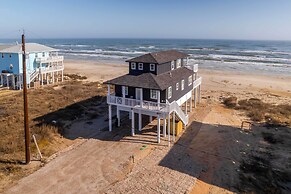 Deck & Ocean Views: Beachfront Home in Freeport