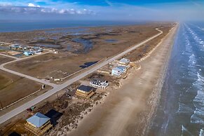 Deck & Ocean Views: Beachfront Home in Freeport