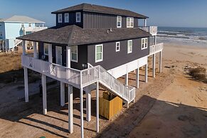 Deck & Ocean Views: Beachfront Home in Freeport