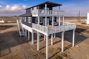 Deck & Ocean Views: Beachfront Home in Freeport