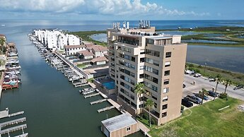 Landfall 22 1 Bedroom Home by RedAwning